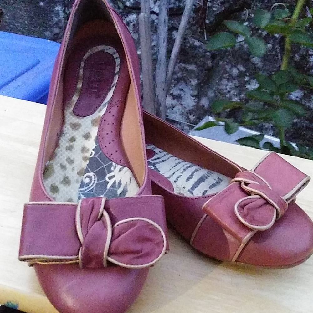Born flats with bow mauve rose. Size 8